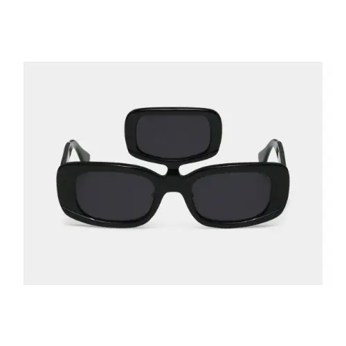 タレントが着用しているアイテムの画像