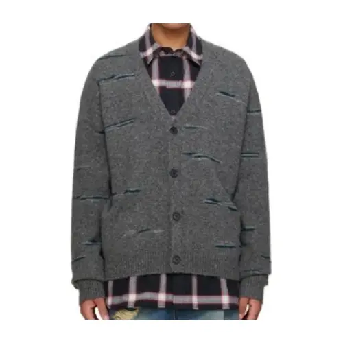 アイエンが着用しているjuun.jのカーディガン