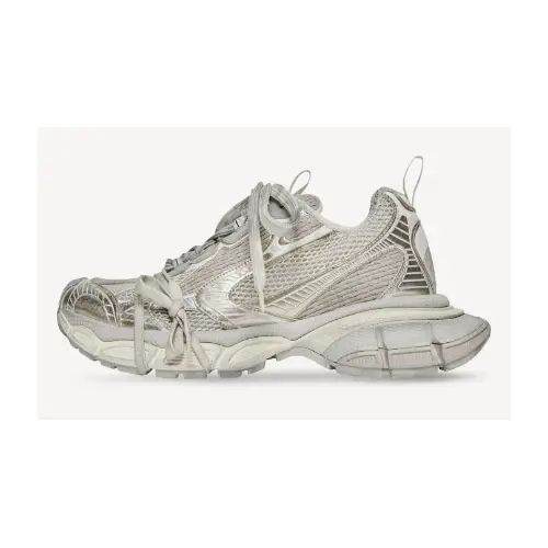 篠塚大輝が着用しているBalenciagaのスニーカー