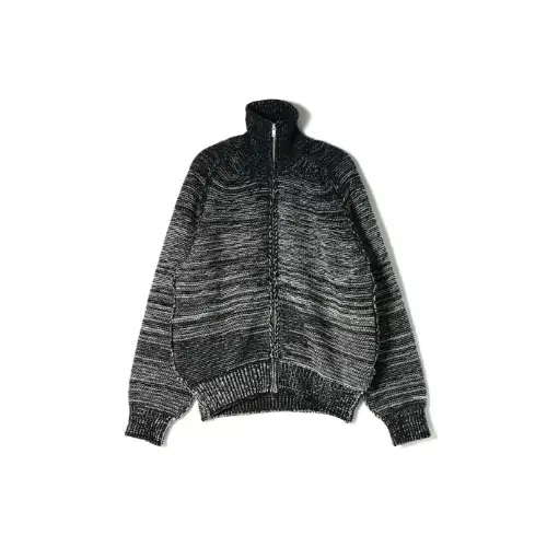 永瀬廉が着用しているYOKEのカーディガン