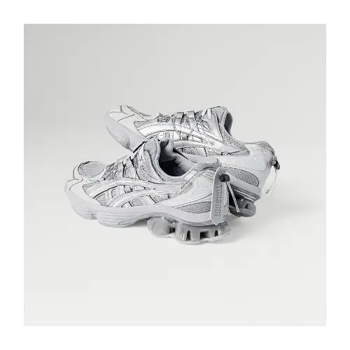 幾田りらが着用しているYOASOBIのスニーカー