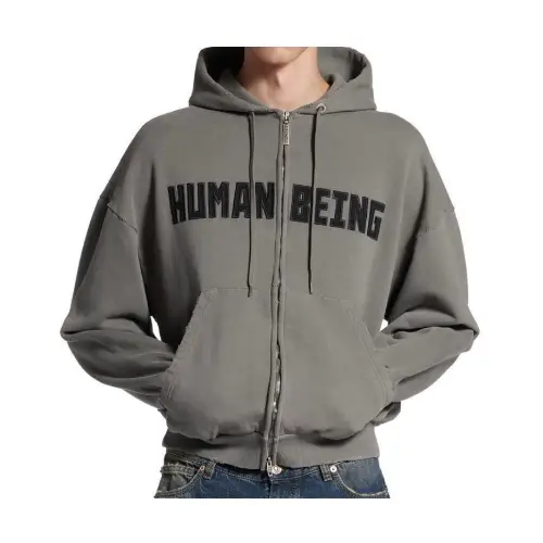 せいらが着用しているBalenciagaのパーカー