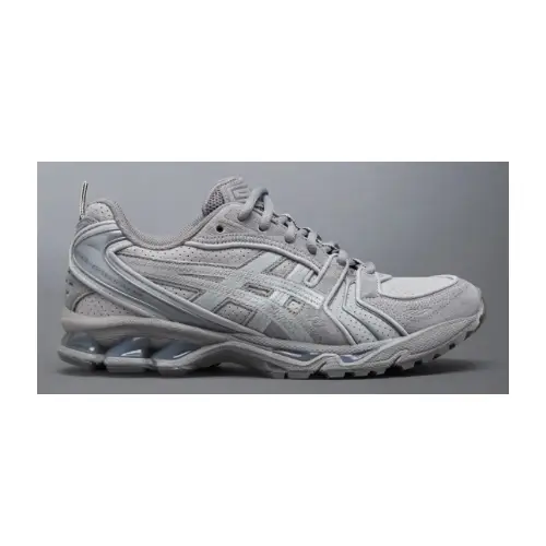 ローラが着用しているTHOM BROWNEのスニーカー