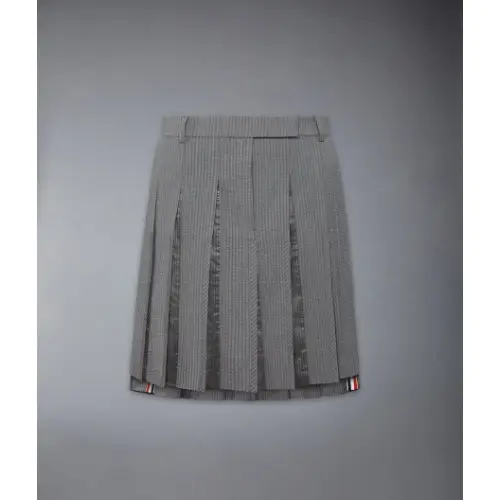 ローラが着用しているTHOM BROWNEのスカート（ショート）