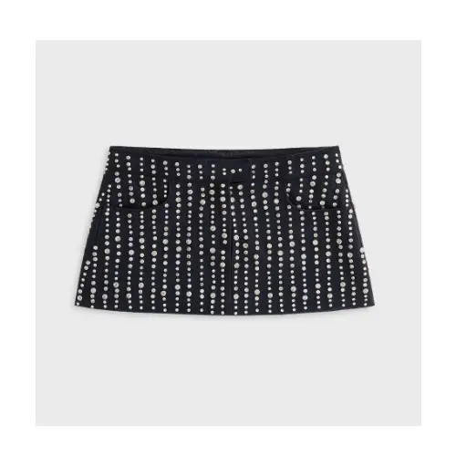 三吉彩花が着用しているKITHのスカート（ショート）