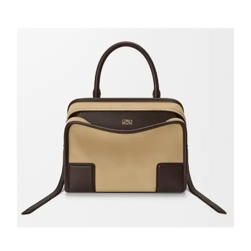 中村アンが着用しているLOEWEのショルダーバッグ