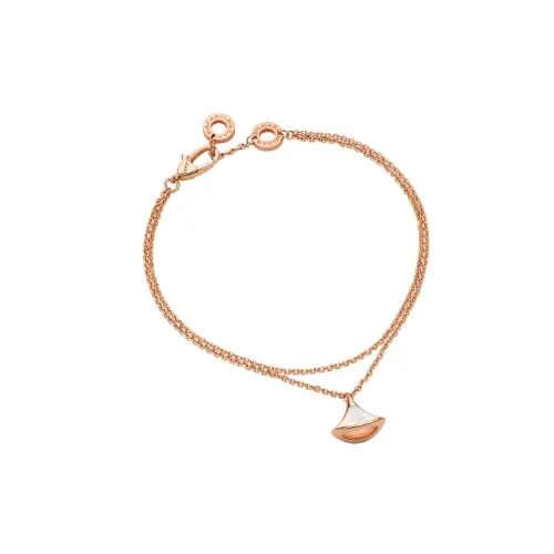 浜辺美波が着用しているBVLGARIのブレスレット