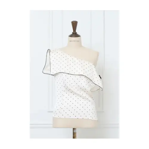 三上悠亜が着用しているMISTREASSのシャツ・ブラウス