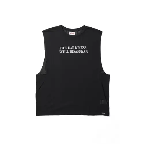 SHUNTOが着用しているKAMIYAのノースリーブ・タンクトップ