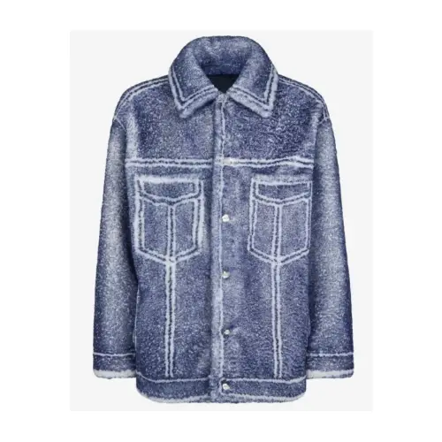 佐藤健が着用しているFENDIのファー・ボアジャケット