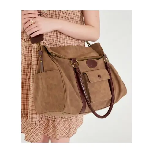 エアが着用しているTINA：JOJUNのショルダーバッグ