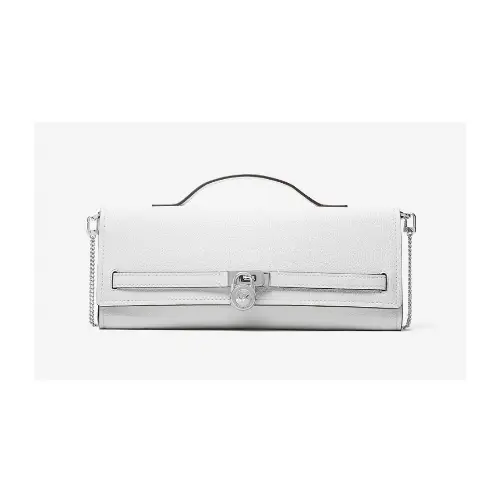 鈴鹿央士が着用しているMICHAEL KORSのハンドバッグ