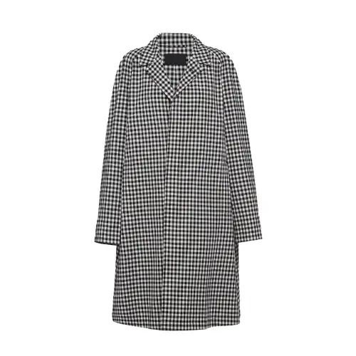 はじめしゃちょーが着用しているPRADAのロングコート