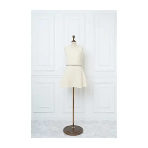 三上悠亜が着用しているMISTREASSのセットアップ