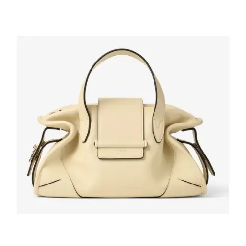 鎮西寿々歌が着用しているJimmy Chooのショルダーバッグ