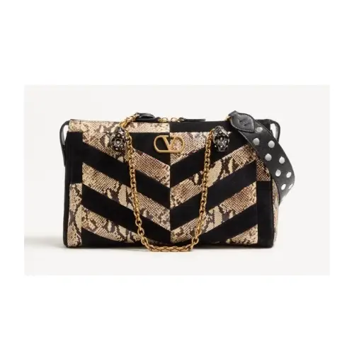 レイが着用しているVALENTINOのショルダーバッグ