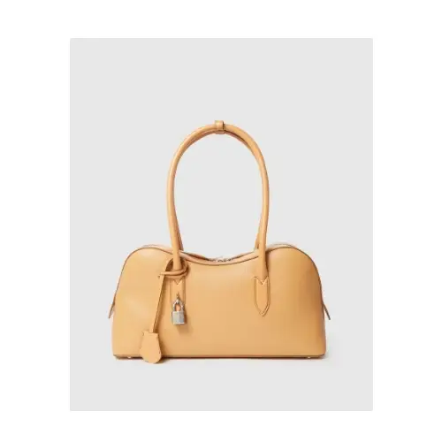 山下美月が着用しているStella McCartneyのショルダーバッグ