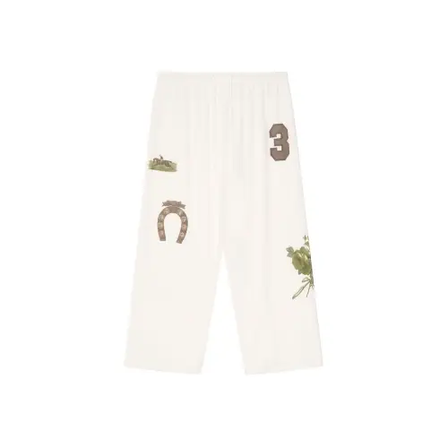 モカが着用しているtoomuchtaxのパンツ（ロング）