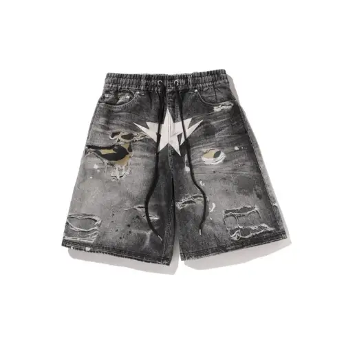 MOMOKAが着用しているA BATHING APEのパンツ（ショート）