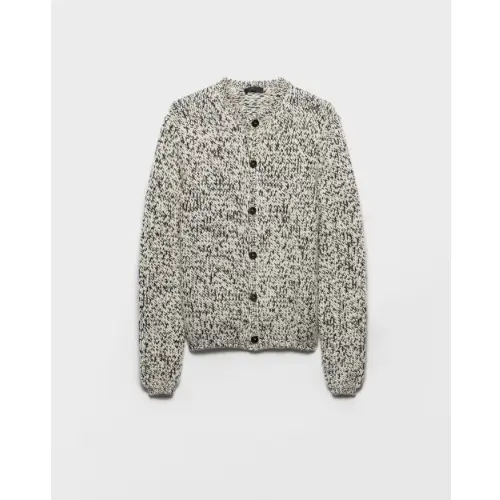 永瀬廉が着用しているPRADAのカーディガン