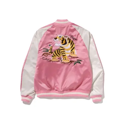 佐久間大介が着用しているA BATHING APEのスタジャン・スカジャン