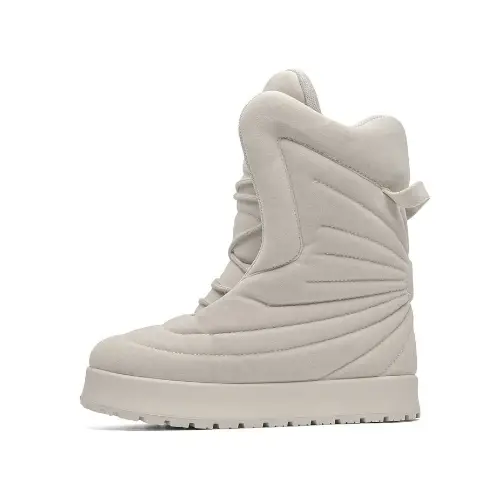 MAHINAが着用しているCREA WEB SHOPのスニーカー