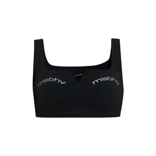 MOMOKAが着用しているMISBHVのノースリーブ・タンクトップ