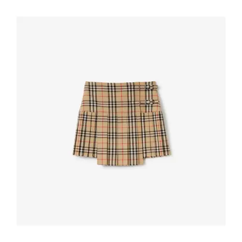 佐々木希が着用しているBURBERRYのスカート（ショート）