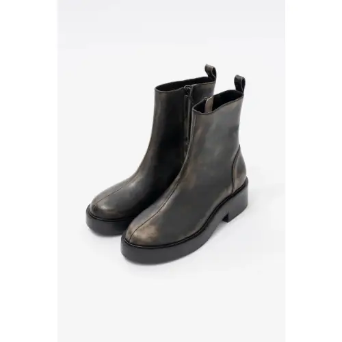 あのちゃんが着用しているPRANK PROJECTのブーツ