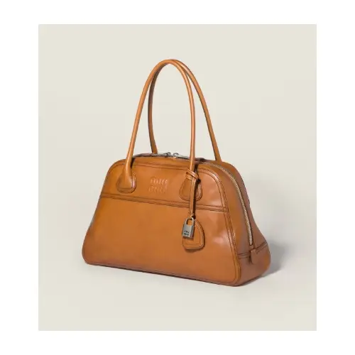 モモが着用しているMIU MIUのハンドバッグ