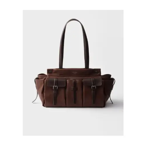 サナが着用しているPRADAのトートバッグ