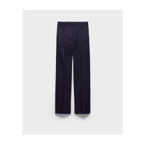 サナが着用しているPRADAのパンツ（ロング）