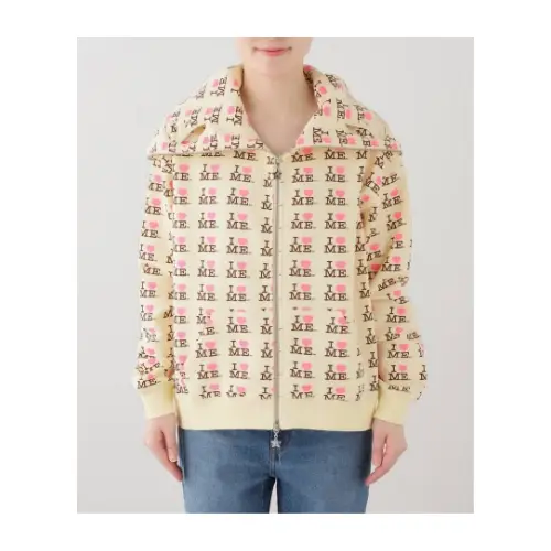 イロハが着用しているAshley Williamsのパーカー