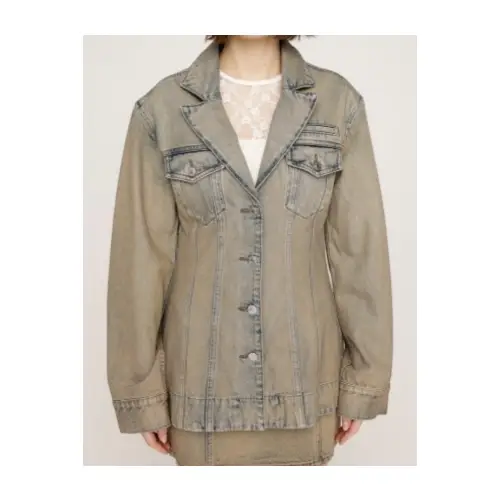 MOMOKAが着用しているSLYのデニムジャケット