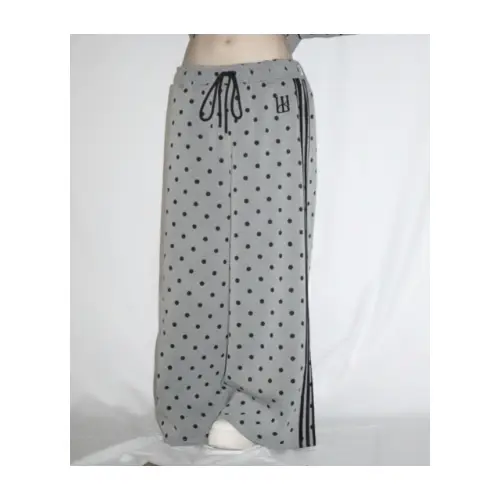 浅見めいが着用しているKISS THE CLUBのパンツ（ロング）