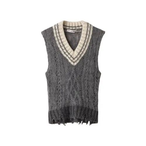 MAHINAが着用しているPRANK PROJECTのベスト