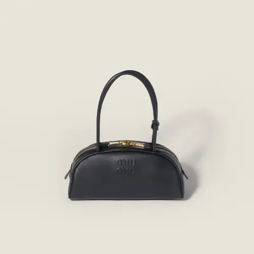 ウォニョンが着用しているMIU MIUのショルダーバッグ