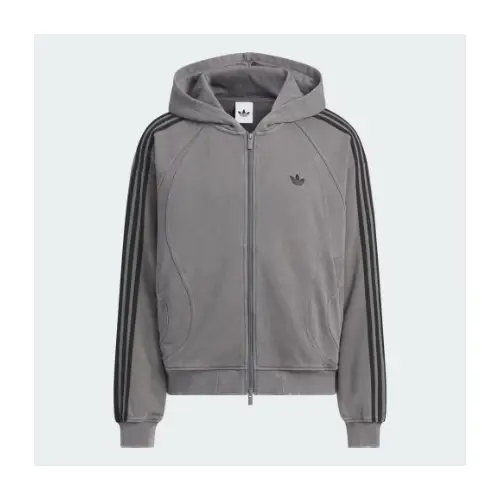 かすが着用しているadidasのパーカー