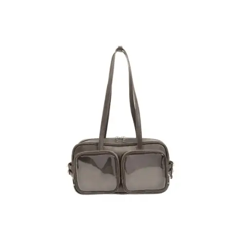 浅見めいが着用しているEMODAのショルダーバッグ