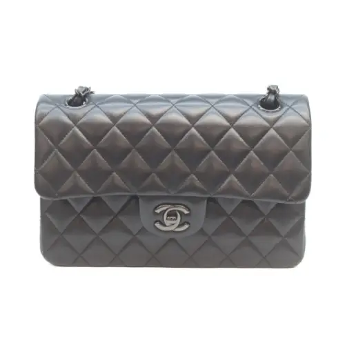 エアが着用しているCHANELのショルダーバッグ