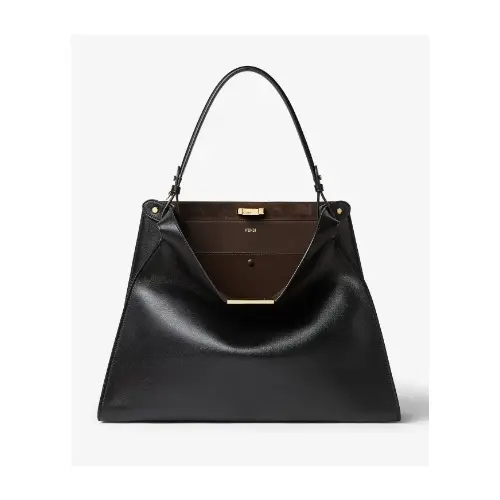 ミナが着用しているFENDIのトートバッグ