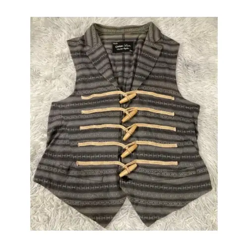 ヒョンジンが着用しているNUMBER (N)INEのベスト