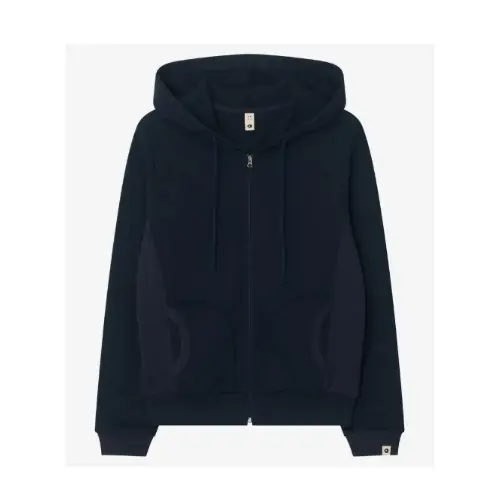 出口夏希が着用しているOHESHIOのパーカー