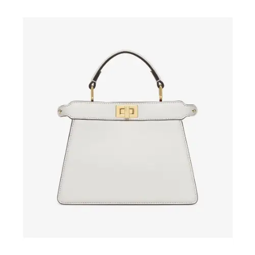 ツウィが着用しているFENDIのハンドバッグ