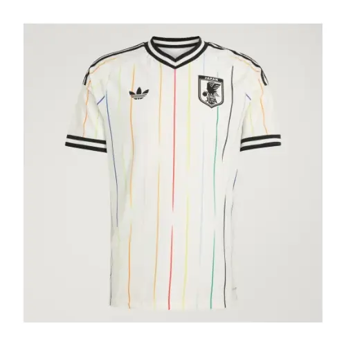 長尾謙杜が着用しているadidasのTシャツ