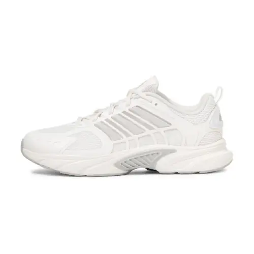 菊池風磨が着用しているadidasのスニーカー