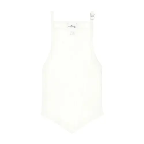 サナが着用しているcourregesのノースリーブ・タンクトップ