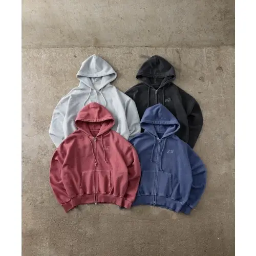 エアが着用しているADAMASTEのパーカー