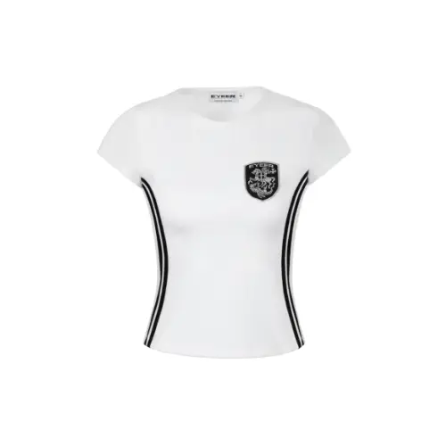ジゼルが着用しているEYEERのTシャツ