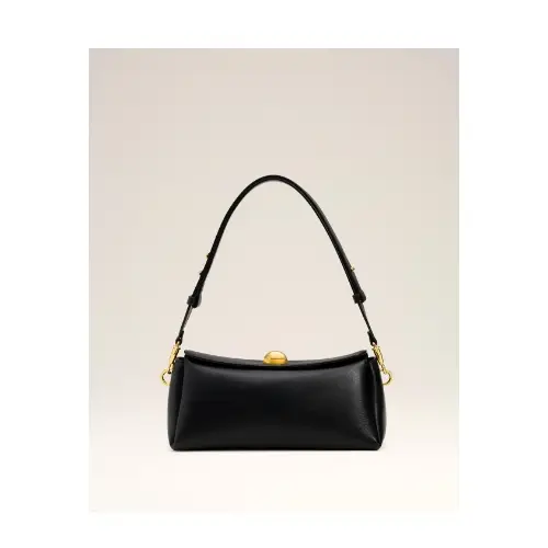 山下美月が着用しているAMI Parisのショルダーバッグ